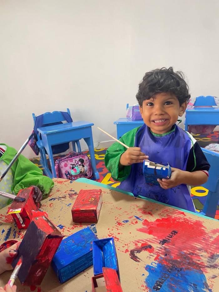 Niño de preescolar pintando