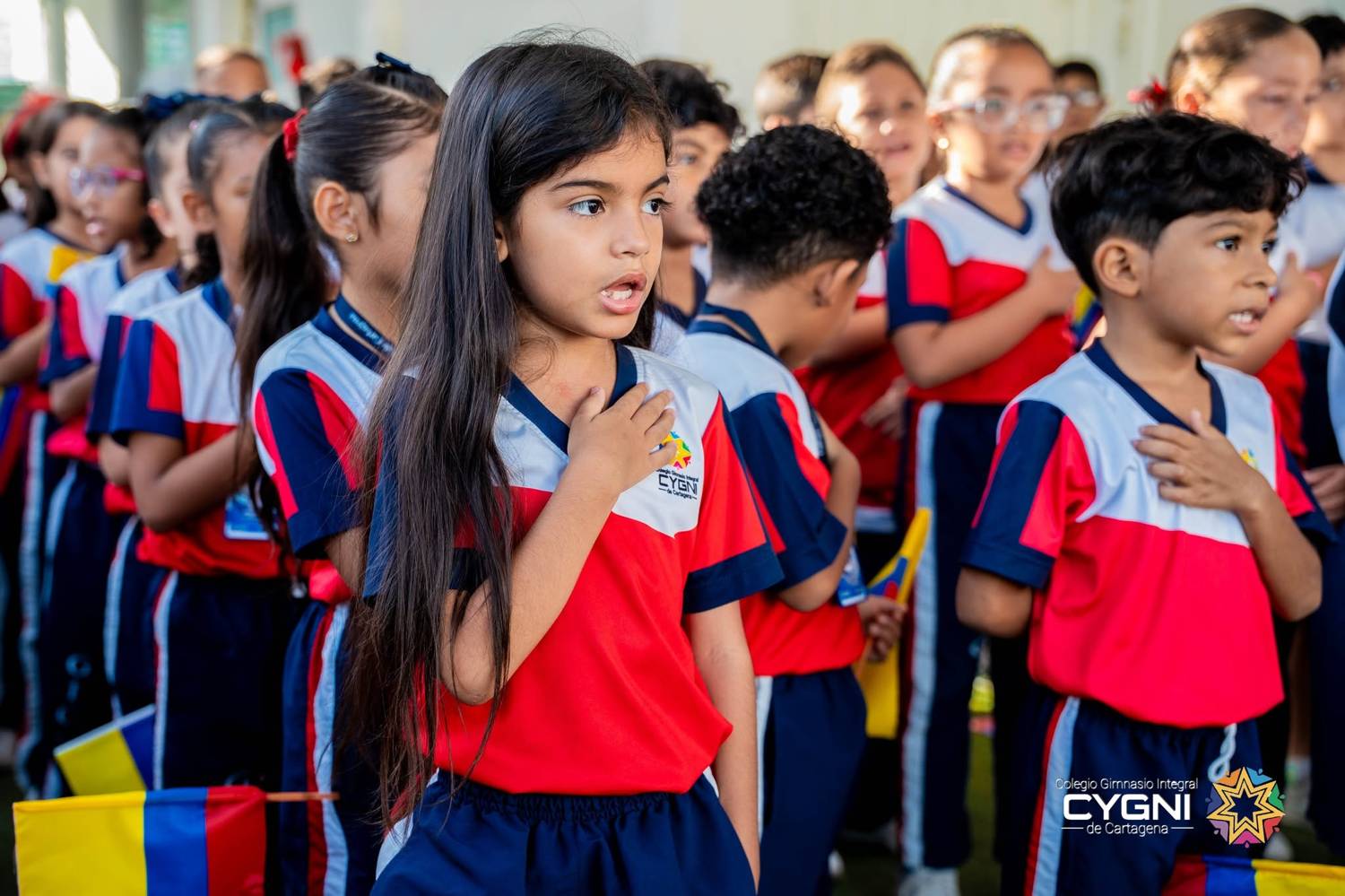 Estudiantes de primaria con uniforme rojo